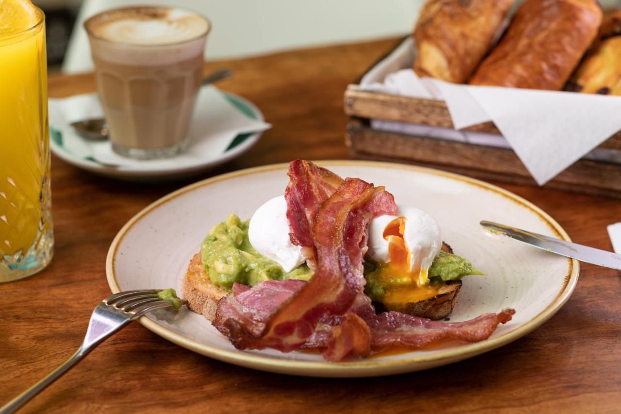 梅加洛酒店 伦敦 外观 照片 Avocado on toast with bacon and poached egg