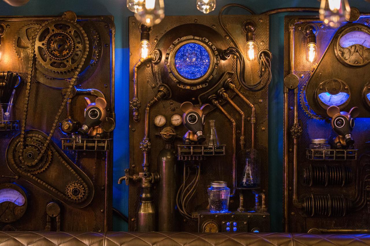 梅加洛酒店 伦敦 外观 照片 A steampunk-themed bar in San Francisco